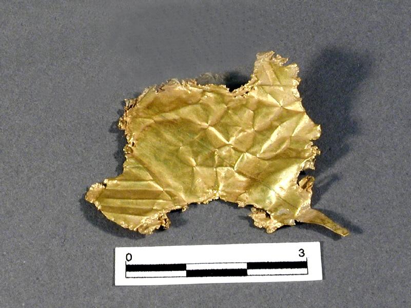 Fragmento de lámina delgada de oro batido. Cerro del Paredón. Museo de Almería
