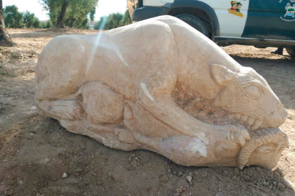 Escultura de la leona que ha aparecido en un olivar de La Rambla - J. P. abc.es