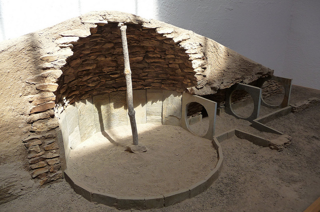 Maqueta de un tholos típico de Los Millares. Puede verse la galería de entrada y la estructura central formada por ortostatos de piedra que sostienen una falsa cúpula. Centro de Interpretación de Los Millares