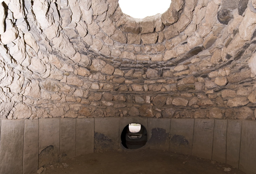 Interior de un tholos de la necrópolis de Los Millares, Santa Fé de Mondújar. Fuente: auladehistoria.org