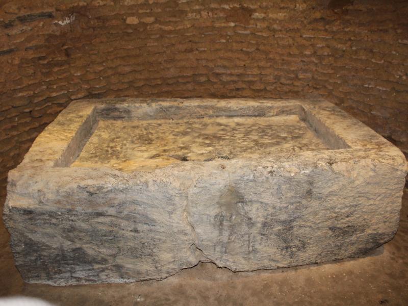 Altar situado en el interior del dolmen de Matarrubilla en Valencina de la Concepción - turismosevilla.org
