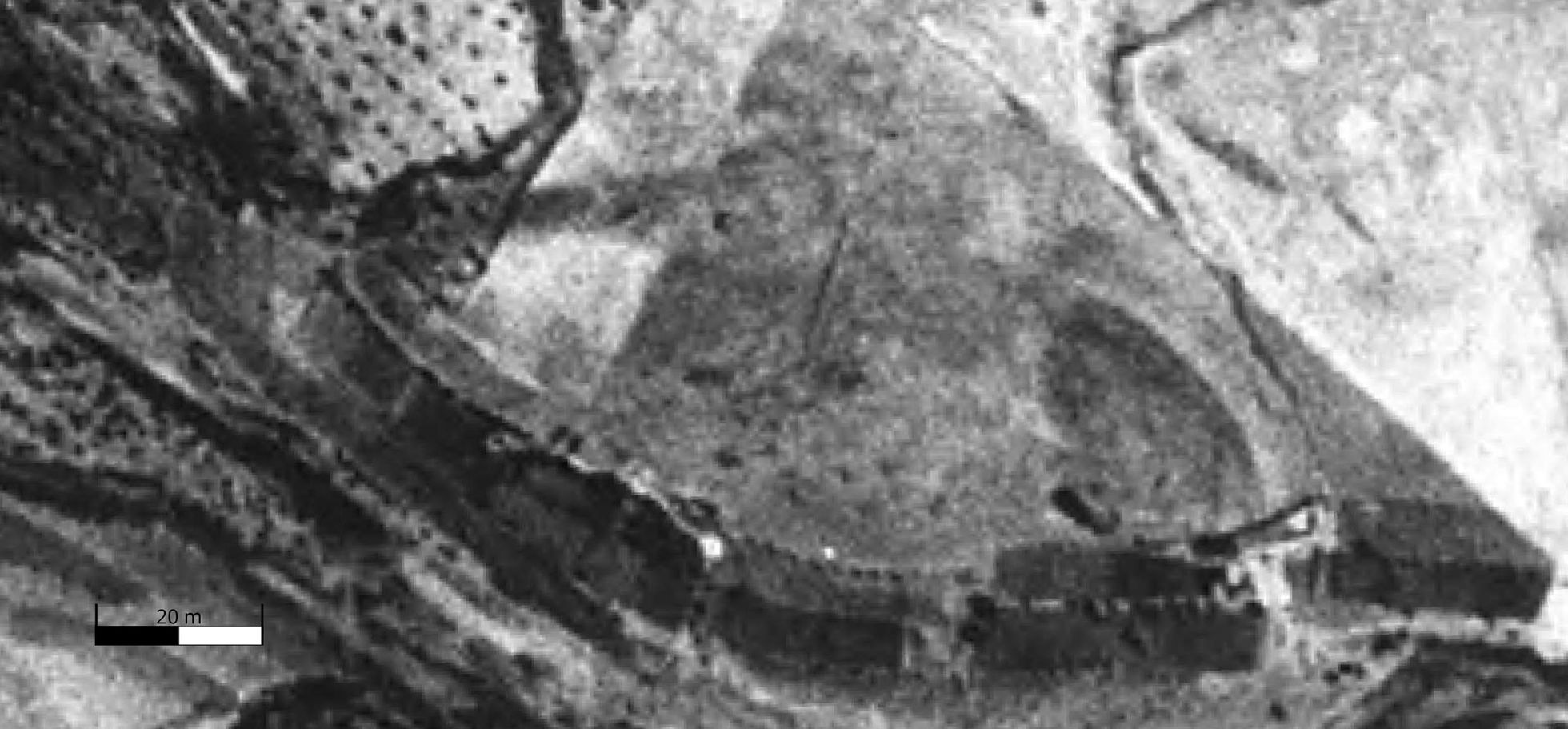 Foto aérea realizada en el vuelo americano de 1956, en el que se divisa el yacimiento antes de que una carretera lo atravesara en 1970. / El Pais - PL89