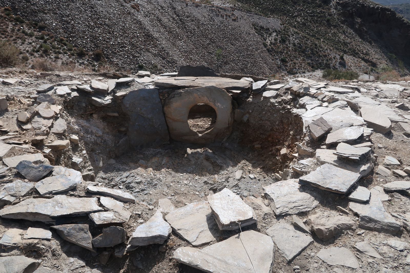 Sepultura 2. Destaca por la perfecta conservación de el orificio de entrada circular tallado en dos lajas de piedra