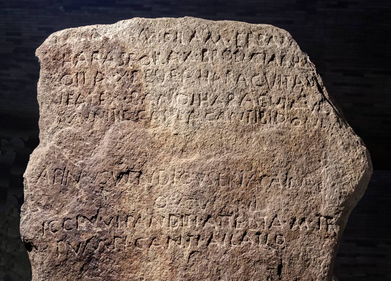 Inscripción lusitana de Arronches, Portalegre, Portugal. Obsérbese el uso de la B redondeada en forma de 8. Imagen de Ángel M. Felicísimo - Wikimedia commons Inscripción lusitana de Arronches, Portalegre, Portugal. Imagen de Ángel M. Felicísimo - Wikimedia commons