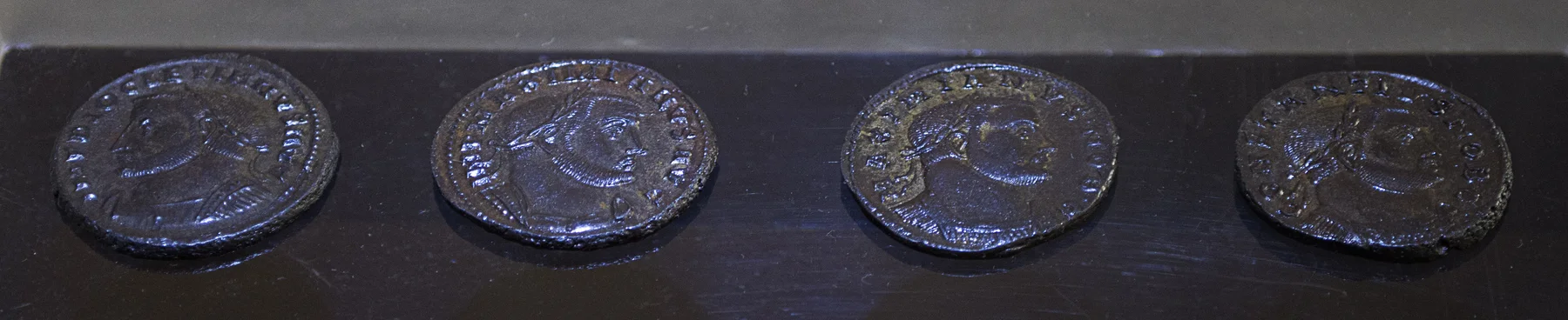 Monedas romanas del Tesoro de Tomares expuestas en el Museo Arqueológico de Sevilla en 2017.