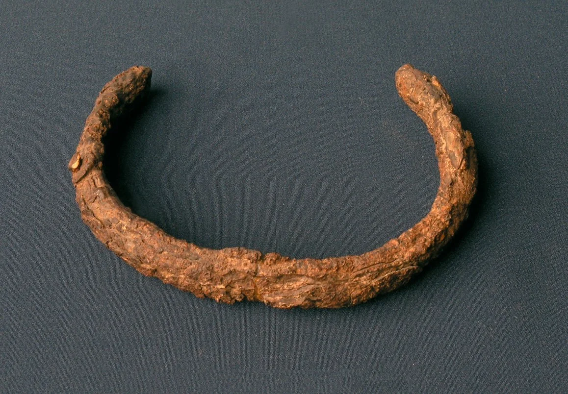 Brazalete de hierro. Fotografía Museo de Villena (Alicante). Sin escala, diámetro máximo 8,5 cm.