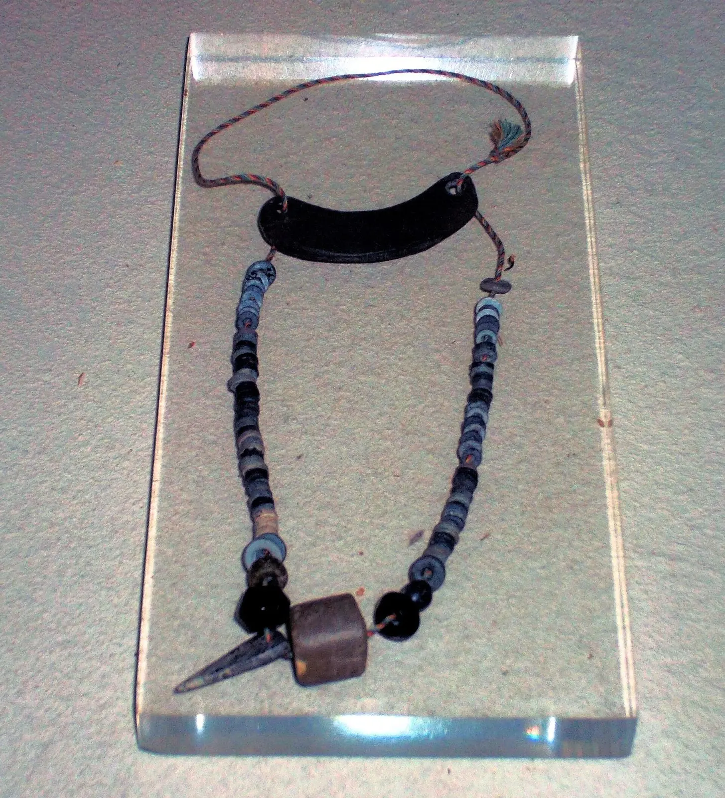 Collar de cuentas hallado en un dolmen y expuesto en el Museo Municipal de Marvão