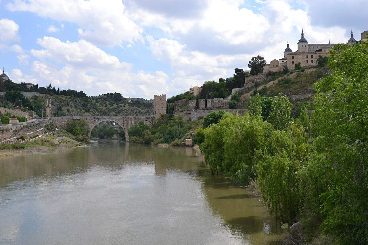 Puente de Alcántara de Toledo sobre el Tajo, fotografiado desde la ribera