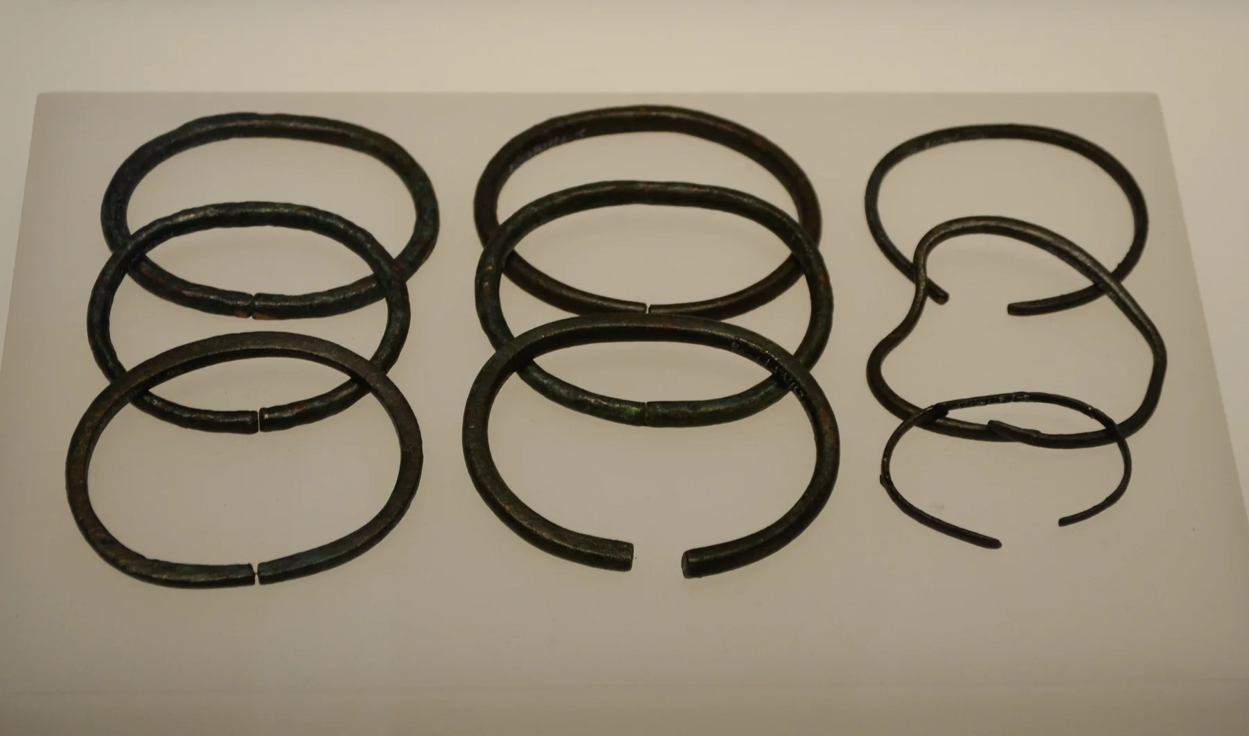 Brazaletes de bronce de la Loma de las Alparatas, Turre, expuestos en el Museo Arqueológico Nacional; imagen contextual.