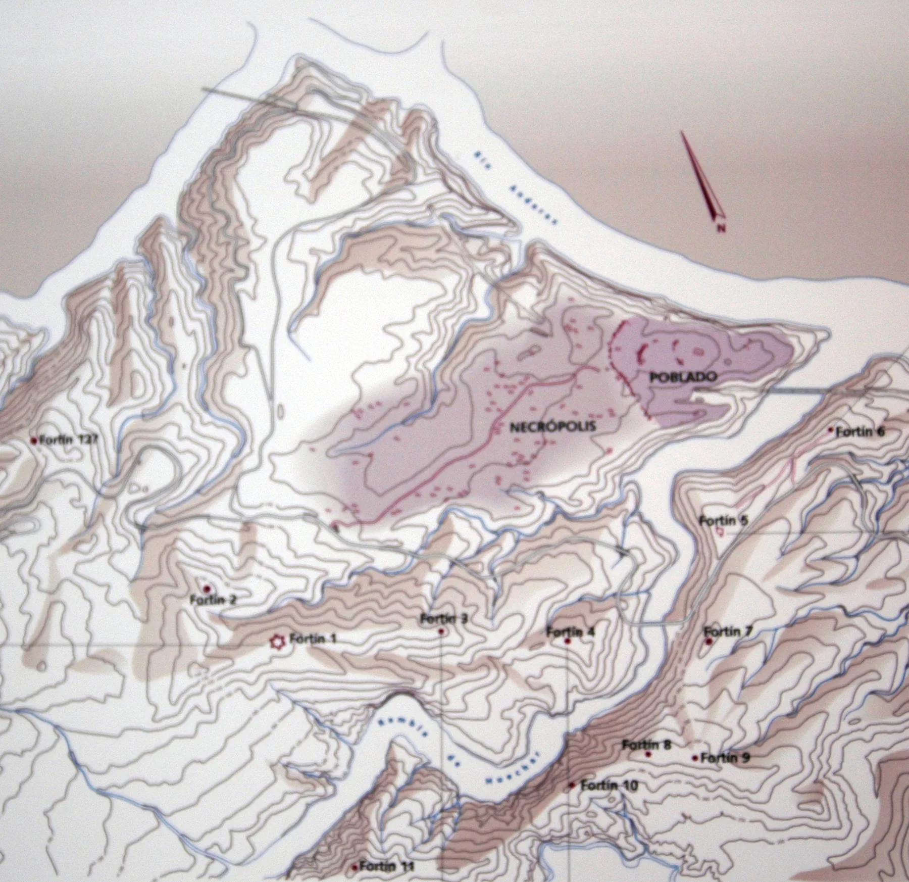 Plano general de Los Millares con el poblado, la necrópolis y los fortines de su entorno.