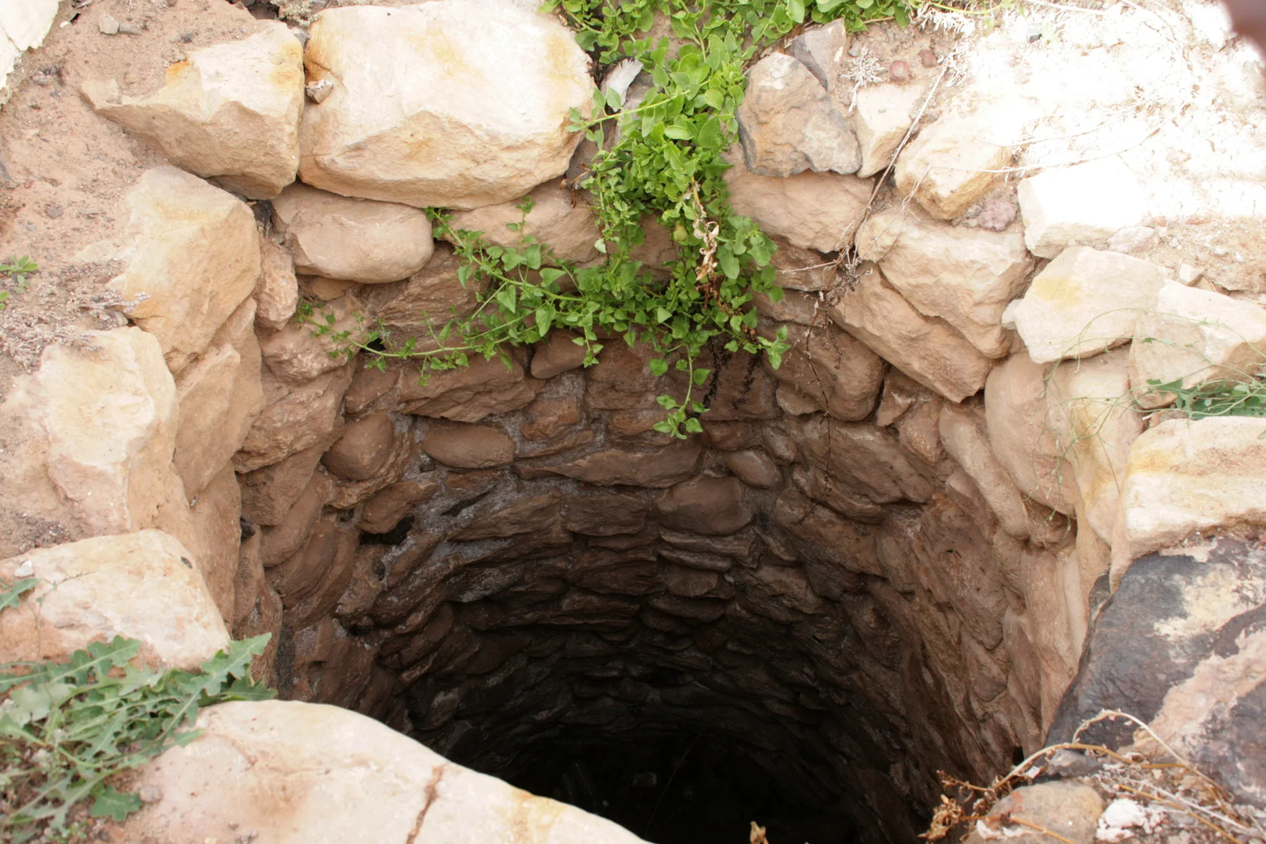 Construcciones de piedra de los pozos conocidos de San Marcial de Rubicón, en Papagayo.