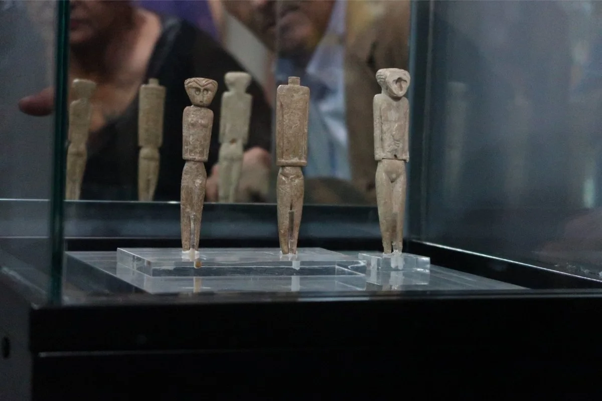 Ídolos calcolíticos masculinos y femeninos tallados en hueso y encontrados en Marroquíes Bajos. Museo arqueológico provincial de Jaén