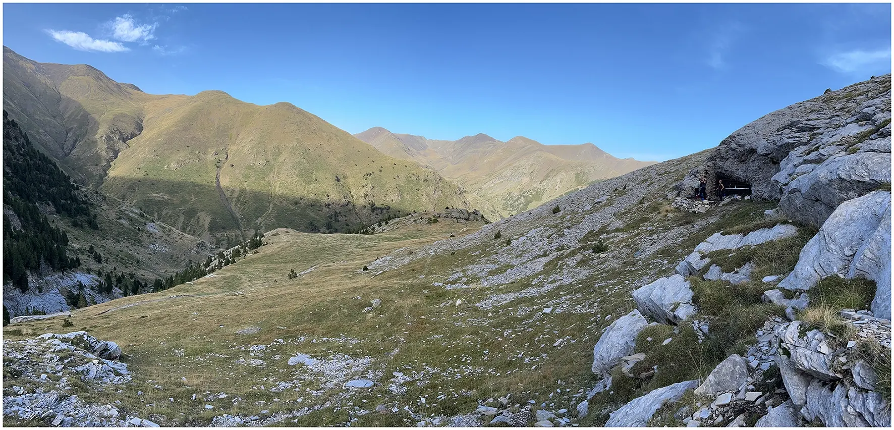 Figura científica con vistas del valle y de la entrada de la Cova 338, en la alta montaña de Queralbs.