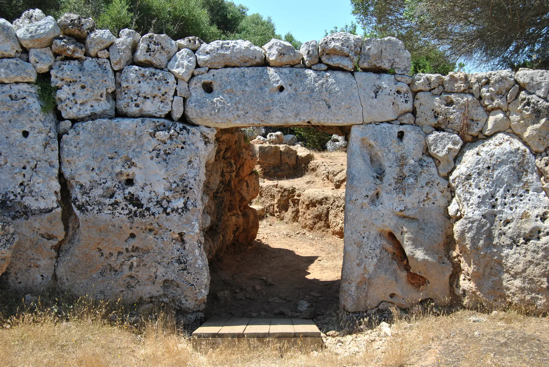 Entrada de la muralla de Son Catlar entre grandes bloques de piedra