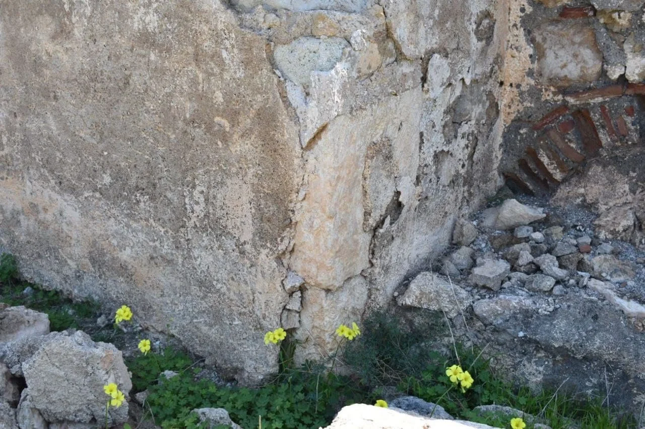 Sillares de piedra en las ruinas del cortijo Batllés, Huércal de Almería. Foto de Arturo Ortiz