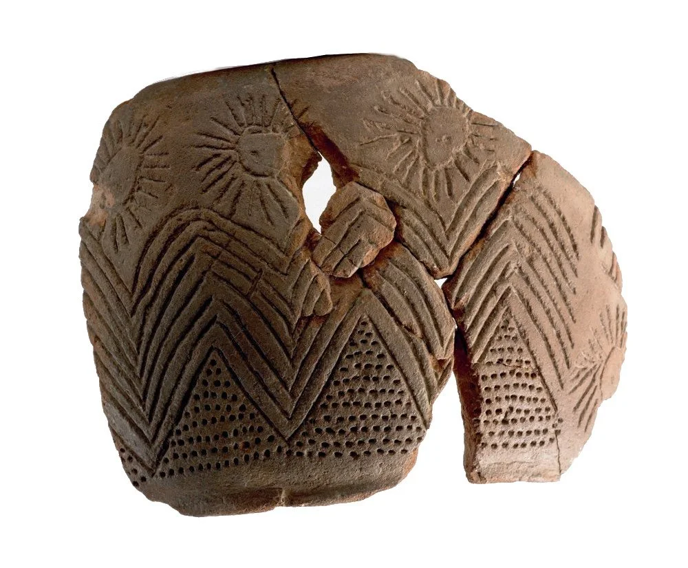 Fragmento de cuenco con decoración simbólica de soles y posibles montañas. Necrópolis: tumba XXI, Los Millares, Santa Fe de Mondújar, Almería. Fuente: Museo de Almería