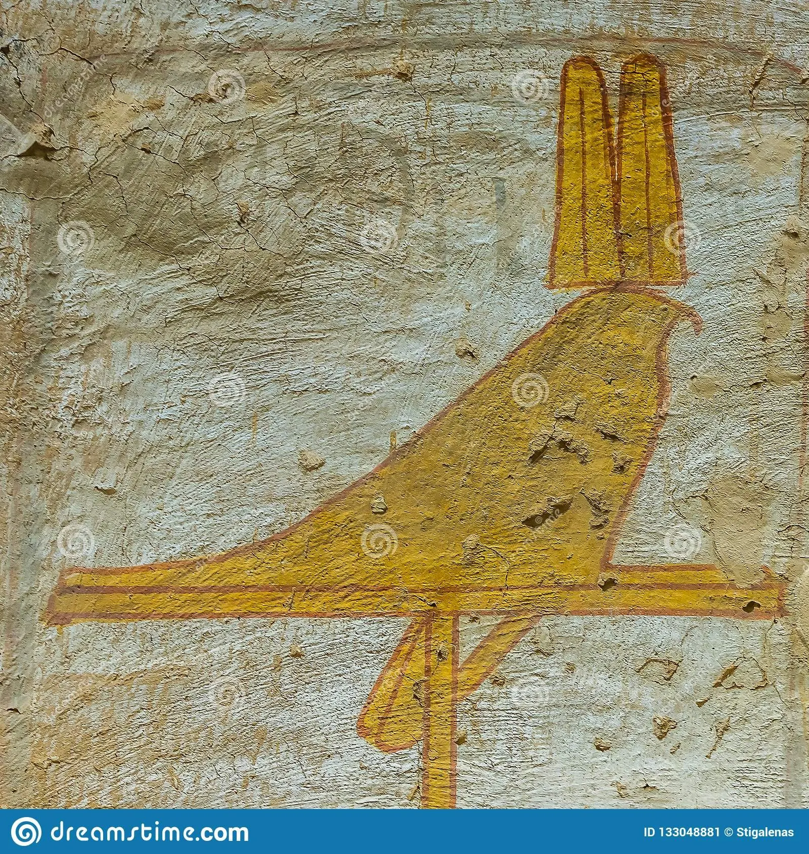 Jeroglífico del halcón Horus posado sobre una percha o estandarte. Una pared-pintura en el valle de los reyes, tumba del kilovoltio 14 de Seti II, Luxor, Egipto, Ocktober 21, 2018