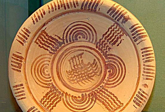 Plato íbero con decoración de tipo acuática o marítima