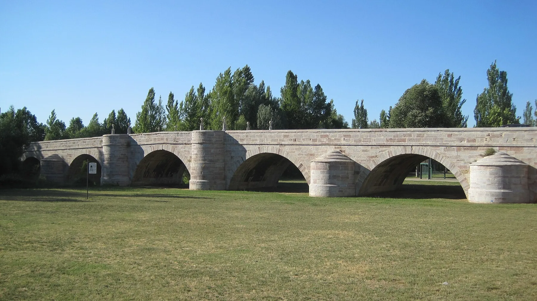 Puente Castro, León, junto al río Torío