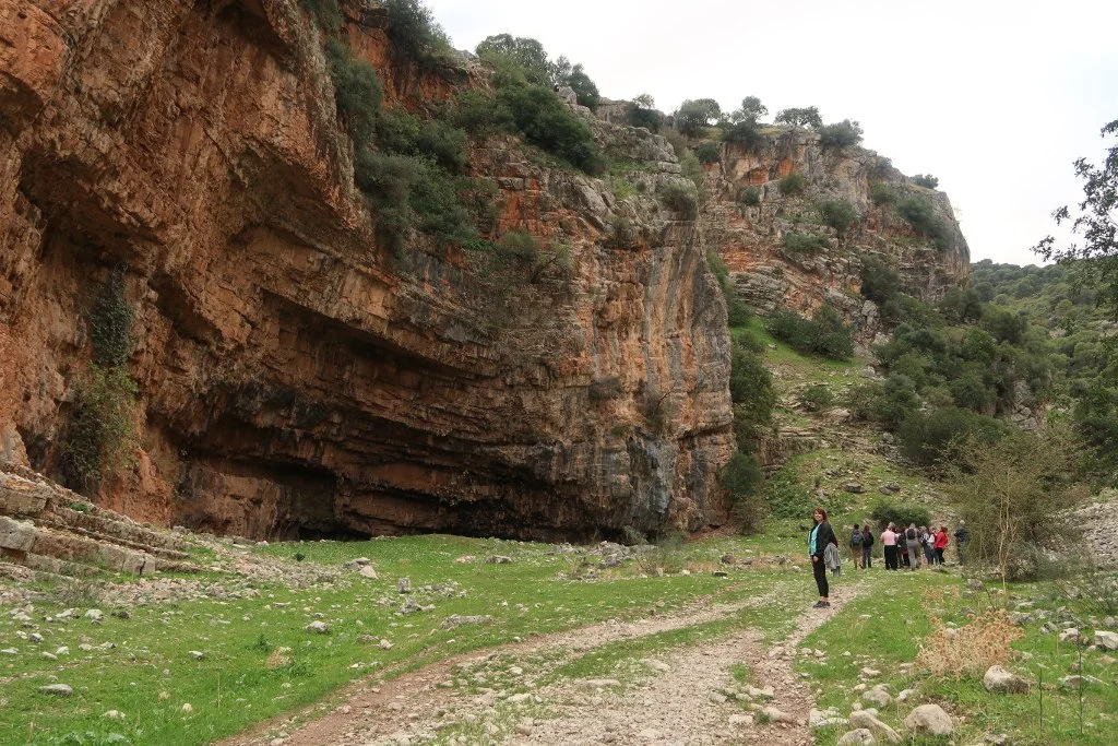 La entrada al "Barranco de la Tinaja", Otiñar. A la izquierda el abrigo rocoso que contiene la mayor parte de los grabados