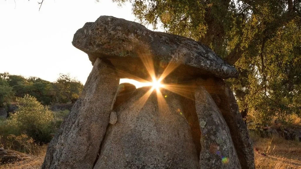 Dolmen de Lácara, Extremadura, durante el equinocio de primavera. Foto de Anais Pascual