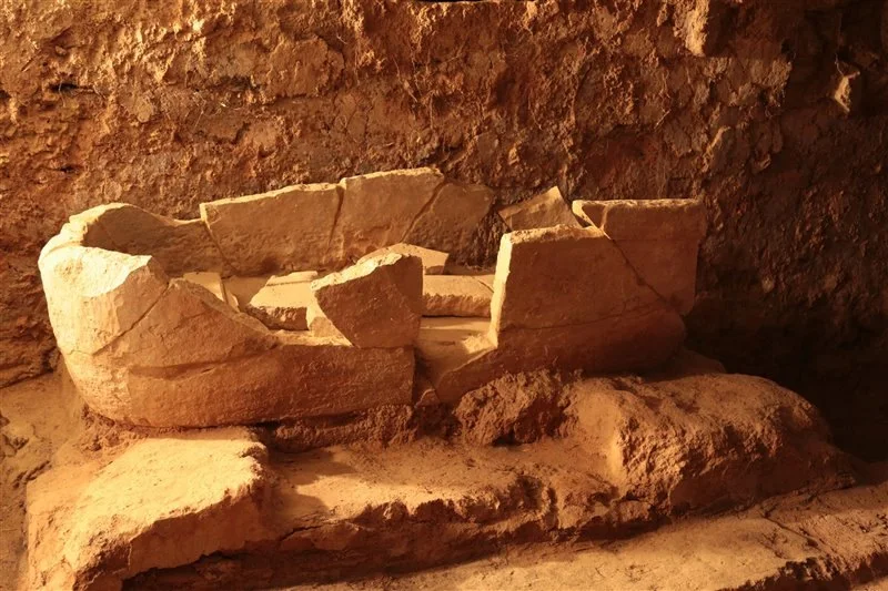 Bañera esculpida sobre un gran bloque de mortero de cal - Fuente: historia.nationalgeographic.com / Construyendo Tarteso