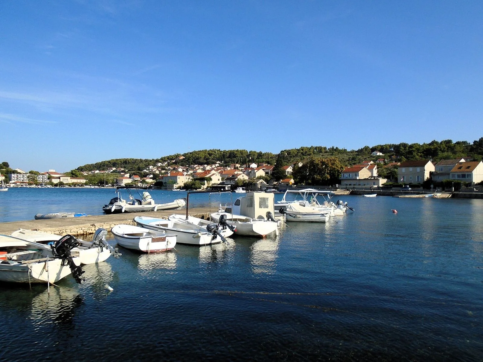 Agua costera, barcas y viviendas del puerto de Lumbarda en la isla de Korčula