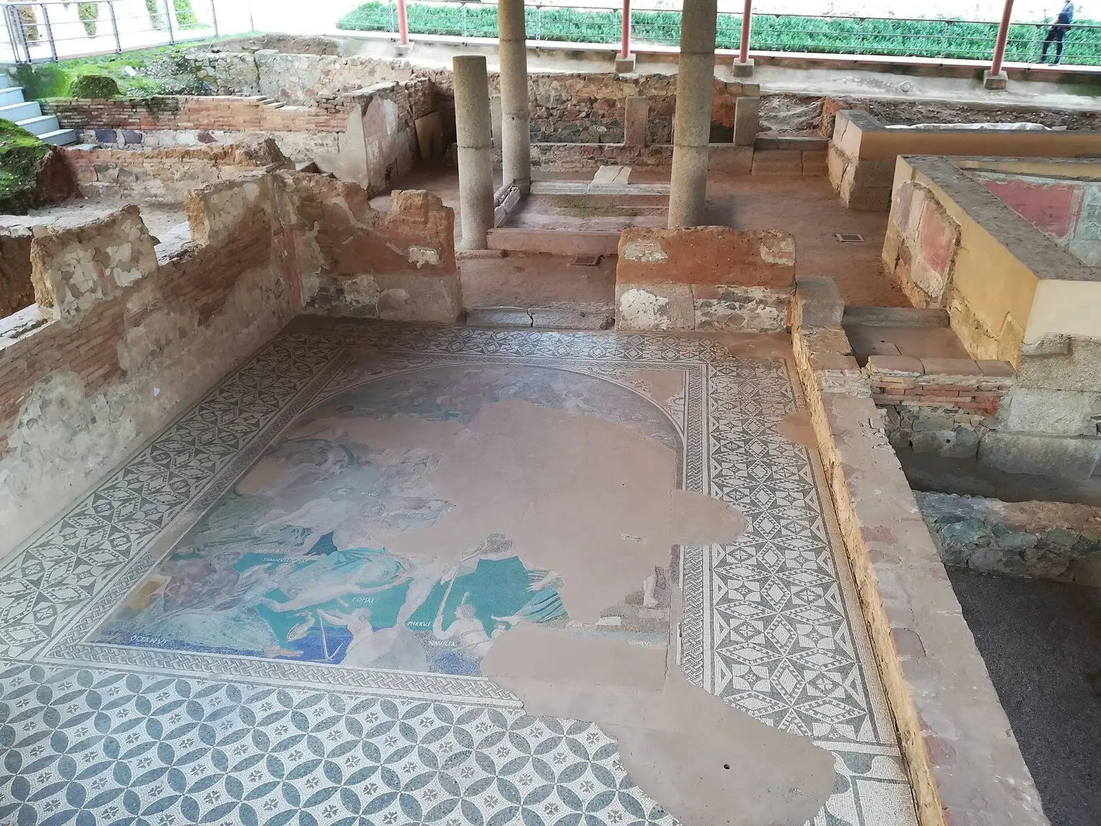 Restos de estancias y un mosaico visible en la Casa del Mitreo de Mérida