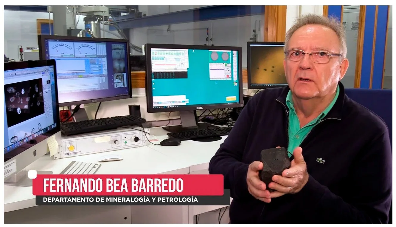 Fernando Bea muestra uno de los minerales objeto del estudio
