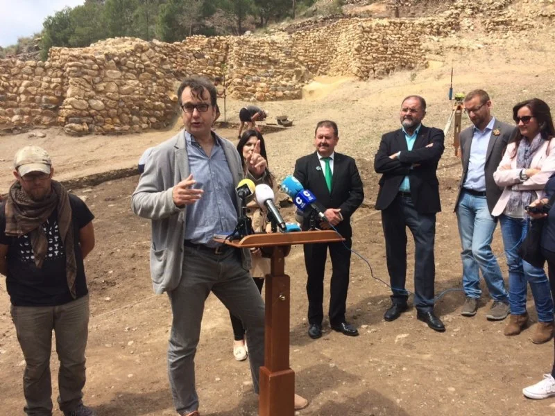 Roberto Risch, Carlos Velasco y autoridades en la Bastida, 2018. Fuente: turismo.tonana.es