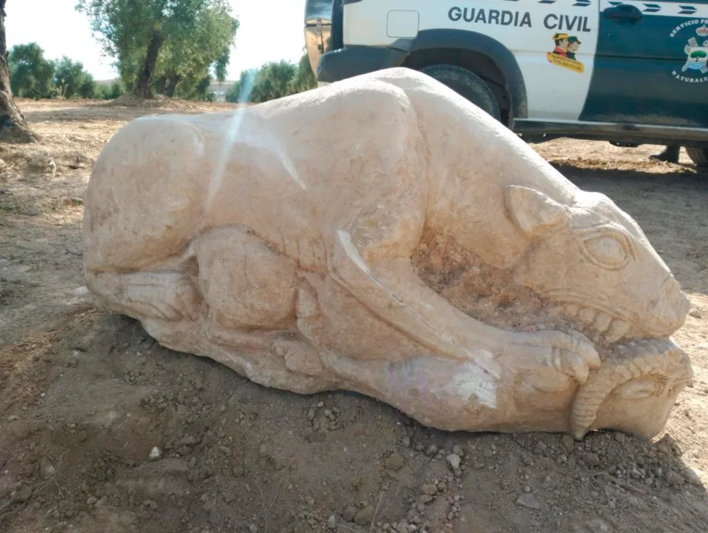 Escultura de la leona que ha aparecido en un olivar de La Rambla - J. P. abc.es