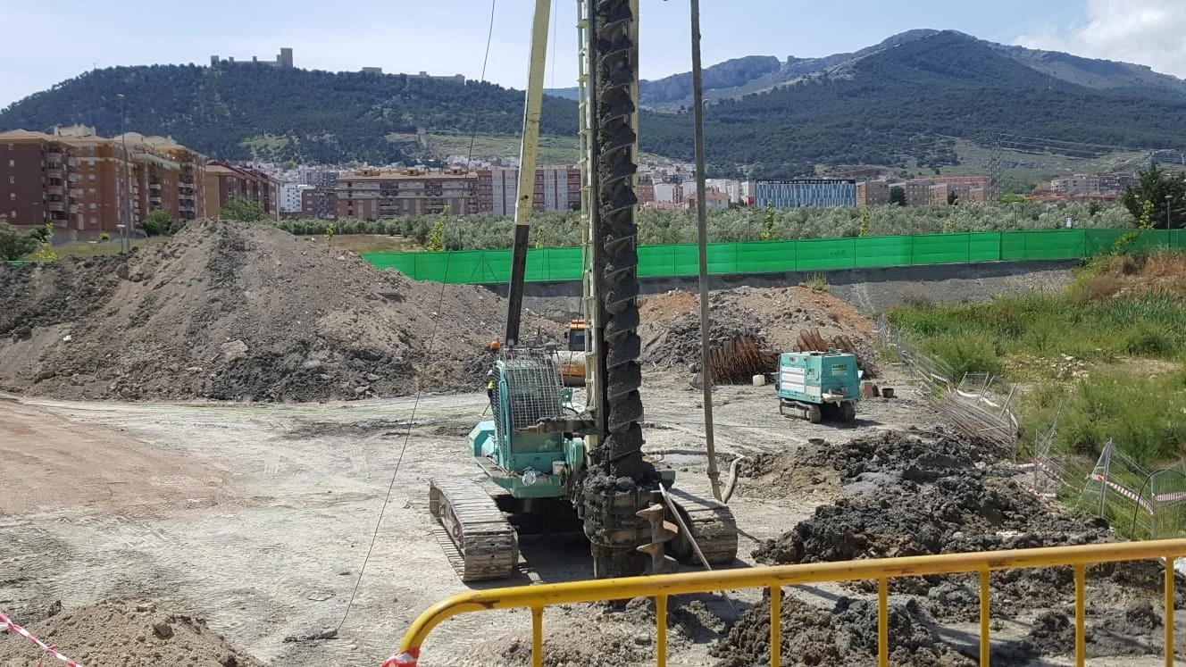 Maquinaria pesada edificando el Conservatorio de música en la parcela del llamado "quinto foso". Gentileza de Manuel Ochando