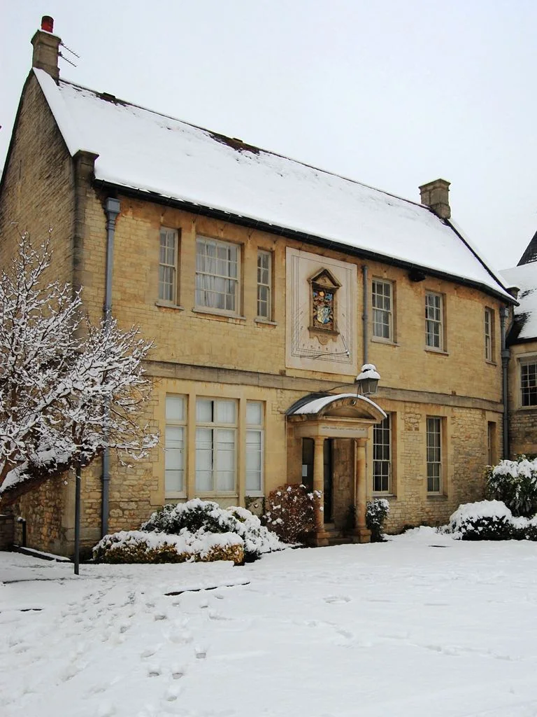 Edificio histórico Frewin Hall en Oxford bajo la nieve