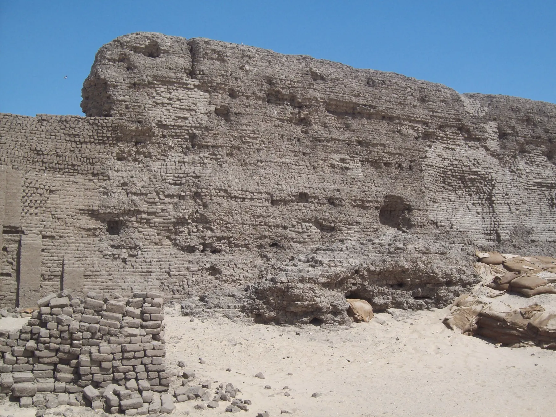 Gran muro de adobe del recinto funerario de Jasejemuy en Abidos