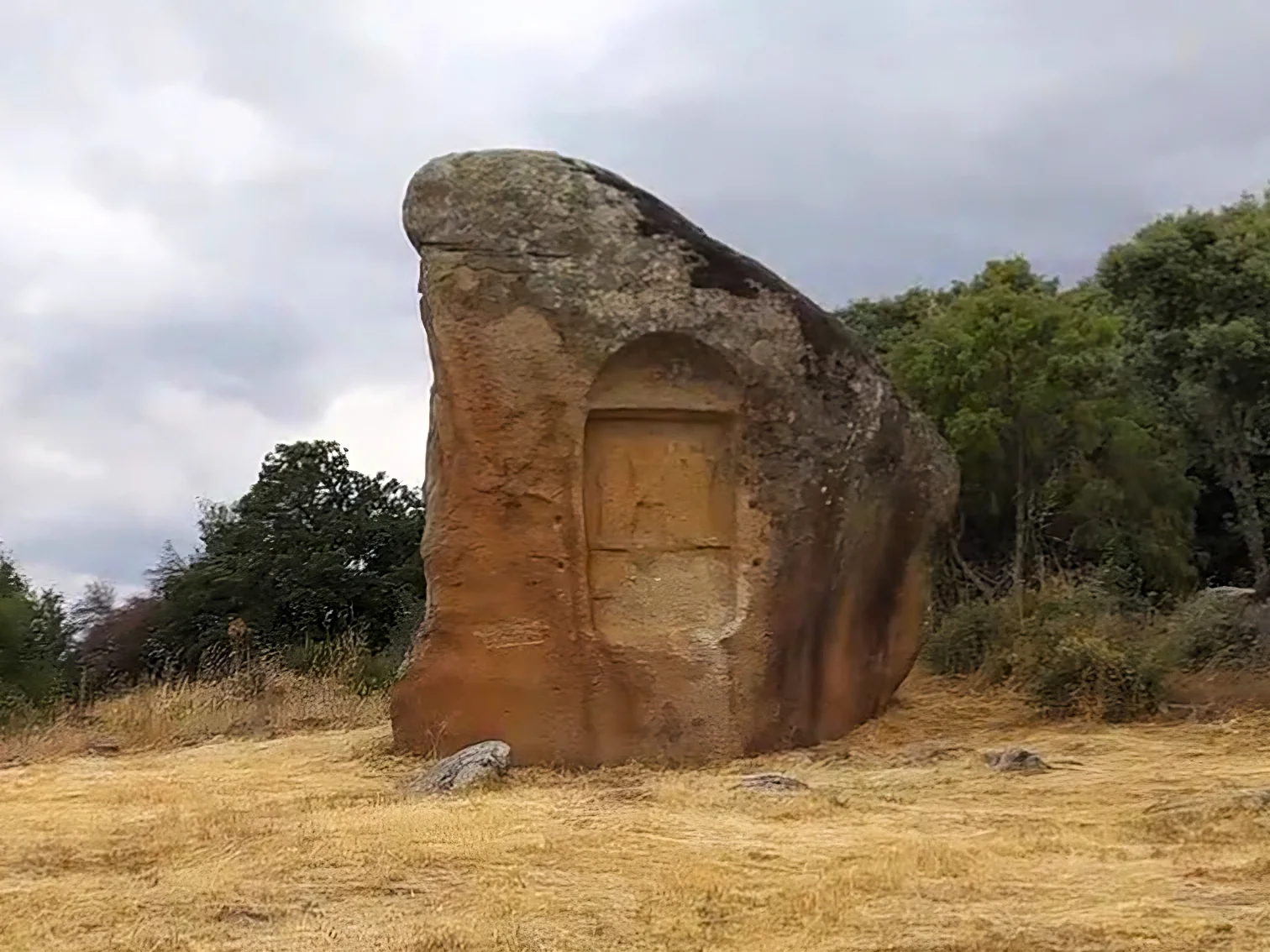 Monolito de granito de Piedra Escrita con relieve e inscripción