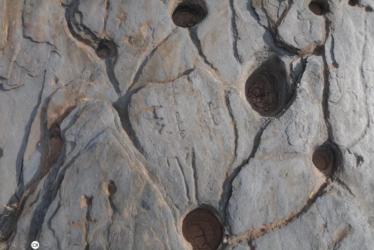 Piedra de los Cocones con cazoletas y símbolos, Escúllar