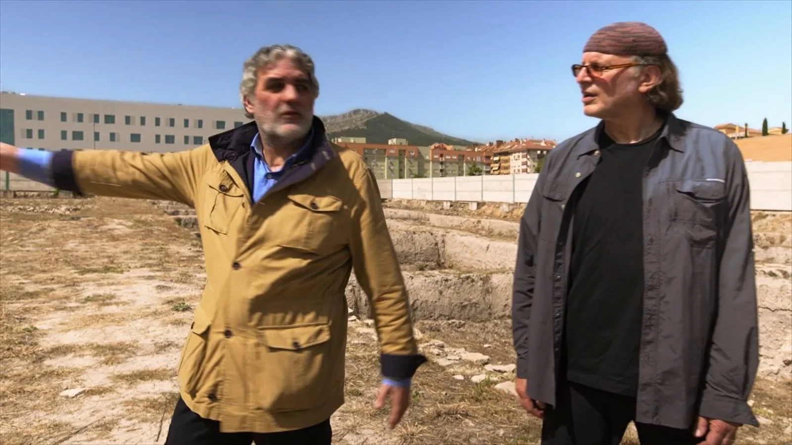 Escena del documental "El Resurgir de la Atlántida". Georgeos Diaz-Montexano y Simcha Jacobovici exploran el yacimiento calcolítico de Marroquíes Bajos, Jaén - Fuente: IMDB