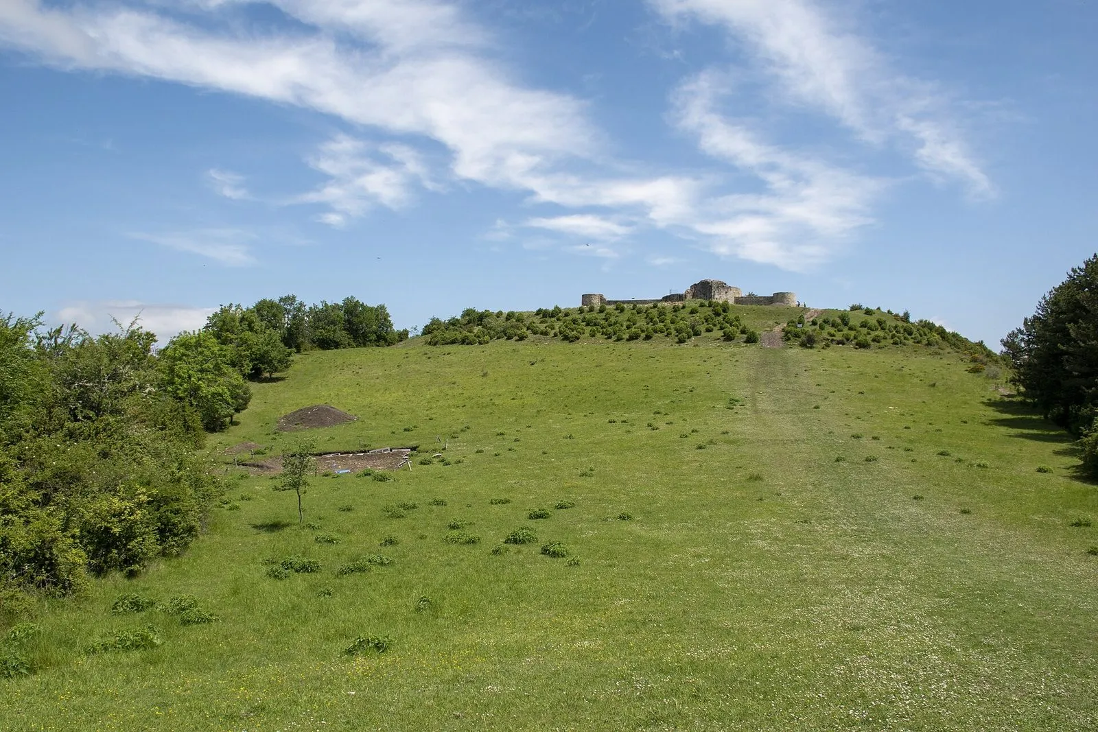 Vista general de la ladera del poblado de Irulegi y del castillo, fotografiada después de 2023
