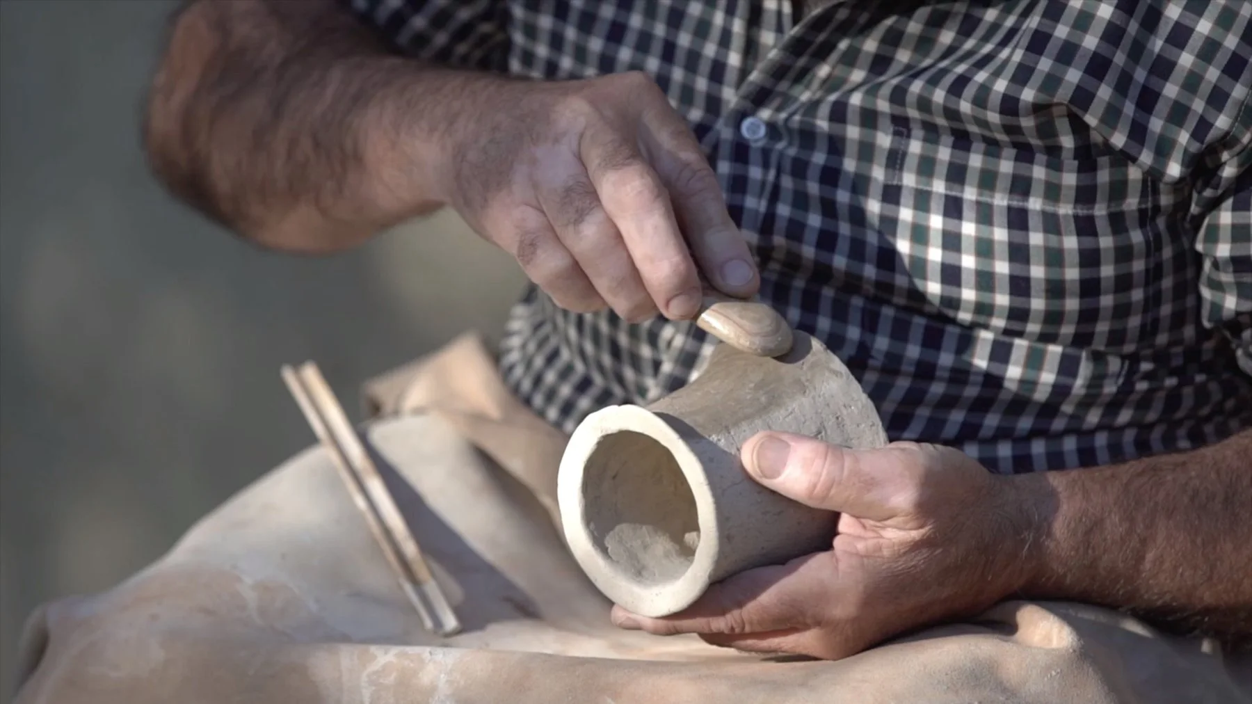 Artesano fabricando un vaso argárico - "In their hands" - ASOME/CRAFTER