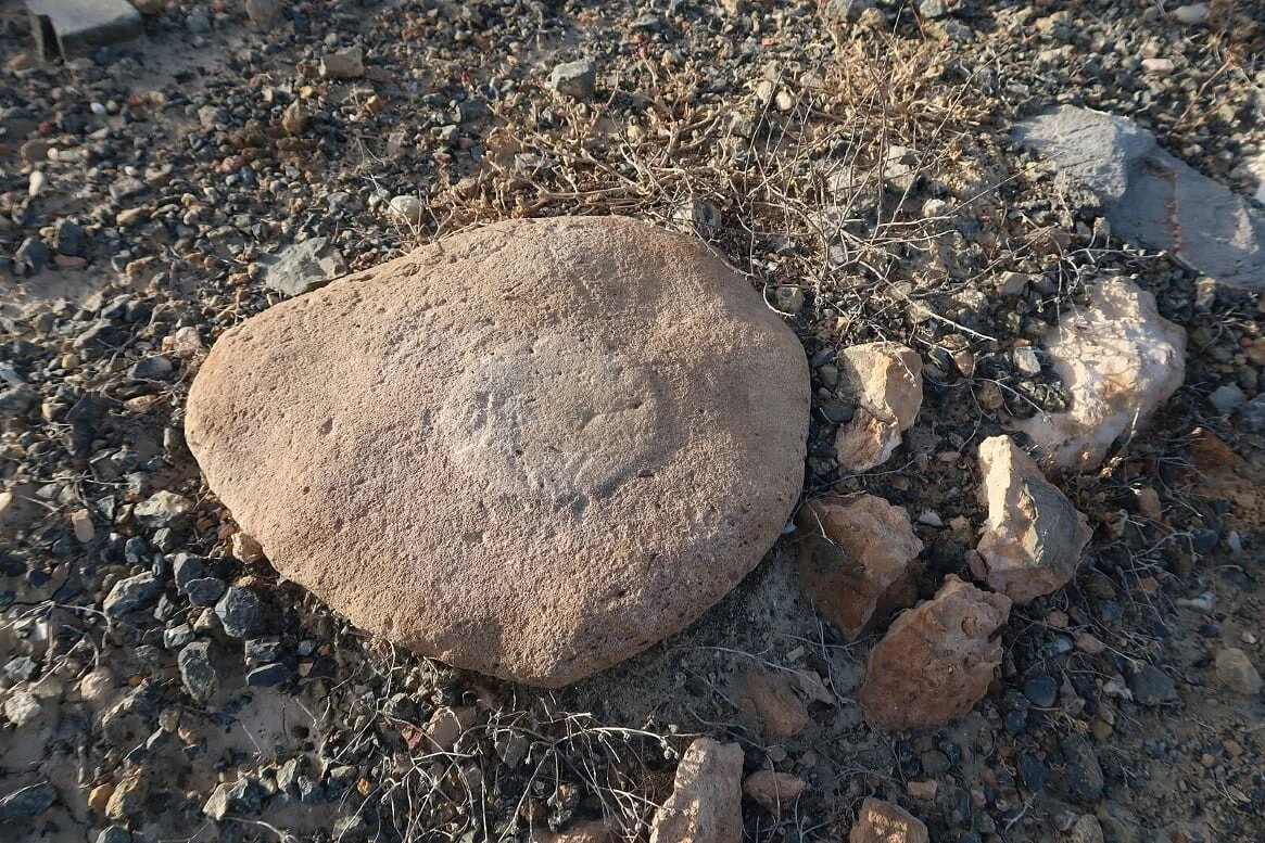 Piedra con posible forma circular labrada. Cerro de las Agüicas. El Chuche