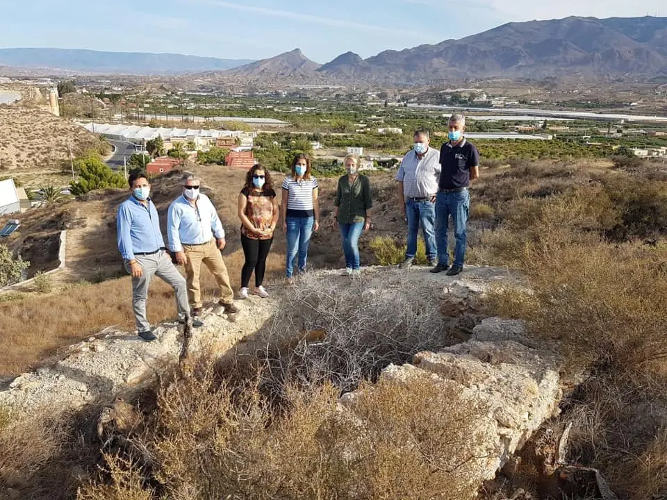 La delegada de Cultura Eloísa Cabrera realiza una visita a la zona arqueológica de El Chuche-Benahadux acompañada por representantes municipales y de la Asociación Amigos del Museo