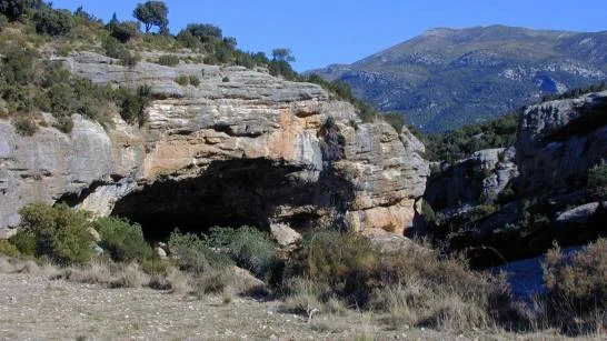 Vista de la cueva de Chaves, imagen de contexto del yacimiento neolítico