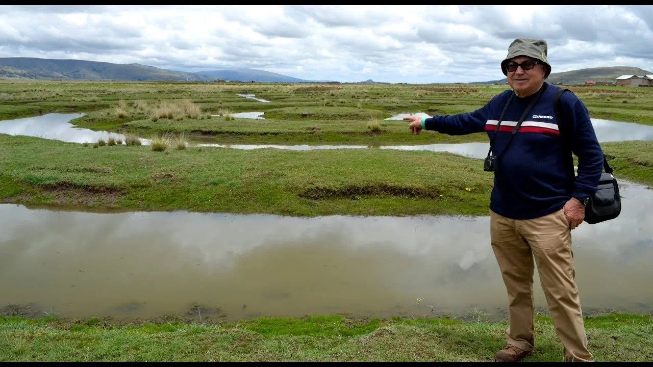 Pablo Novoa en los geoglifos circulares de Puno, Perú. Fuente: losandes.com.pe