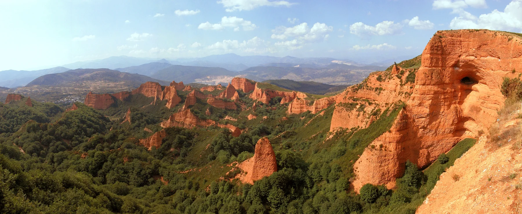 Frentes rojizos de la antigua explotación aurífera romana de Las Médulas