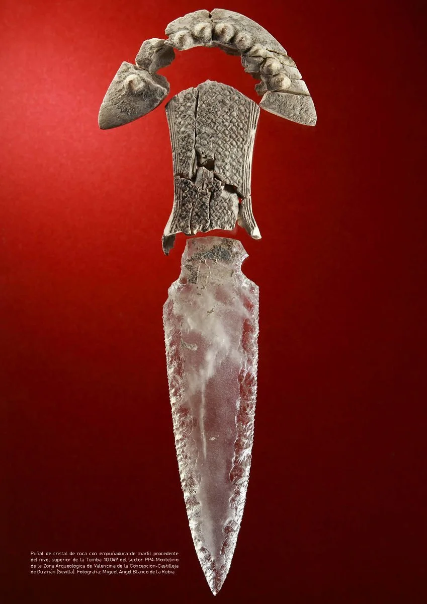 Daga de cristal de roca con empuñadura de marfil hallada en el tholos de Montelirio, Castilleja de Guzmán, Sevilla - Fotografía de Miguel A. Blanco