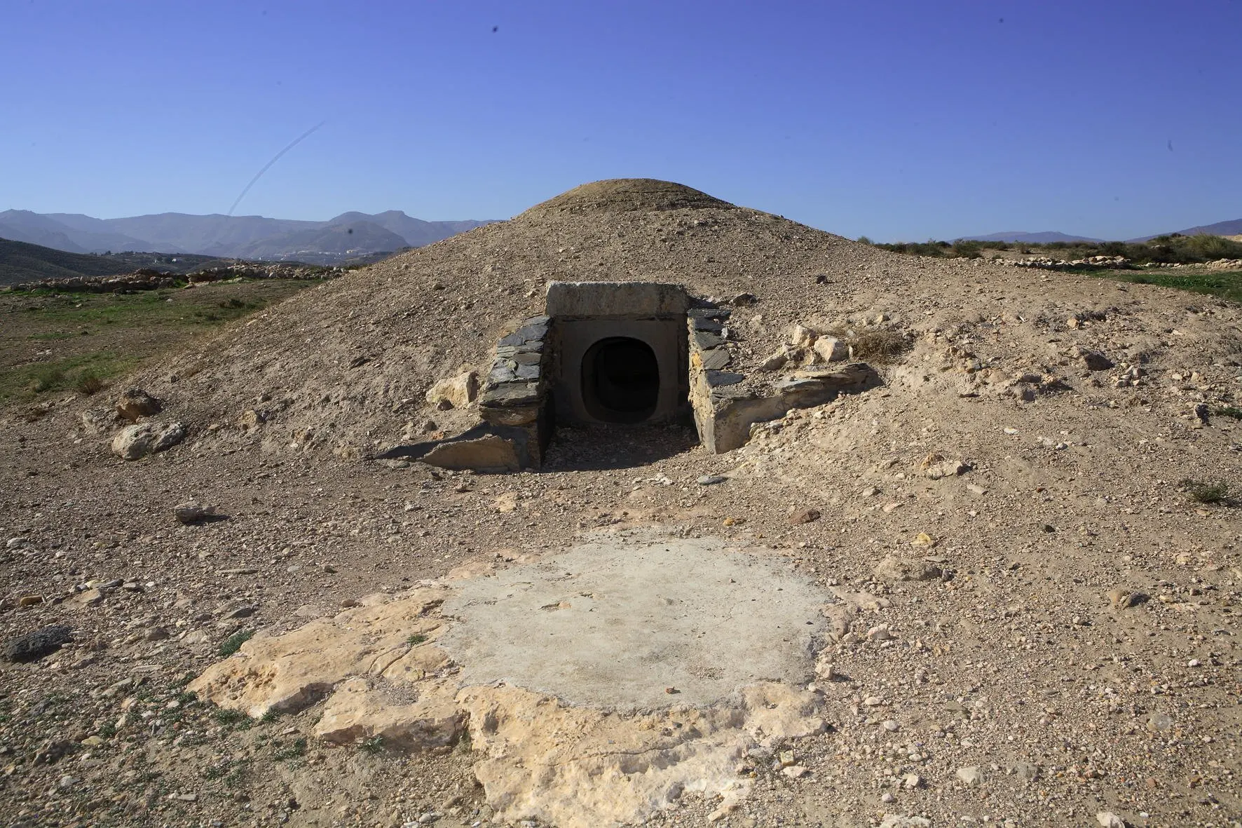 Sepultura de tipo tholo en la necrópolis de Los Millares. Cortesía de D. Gonzalo Aranda