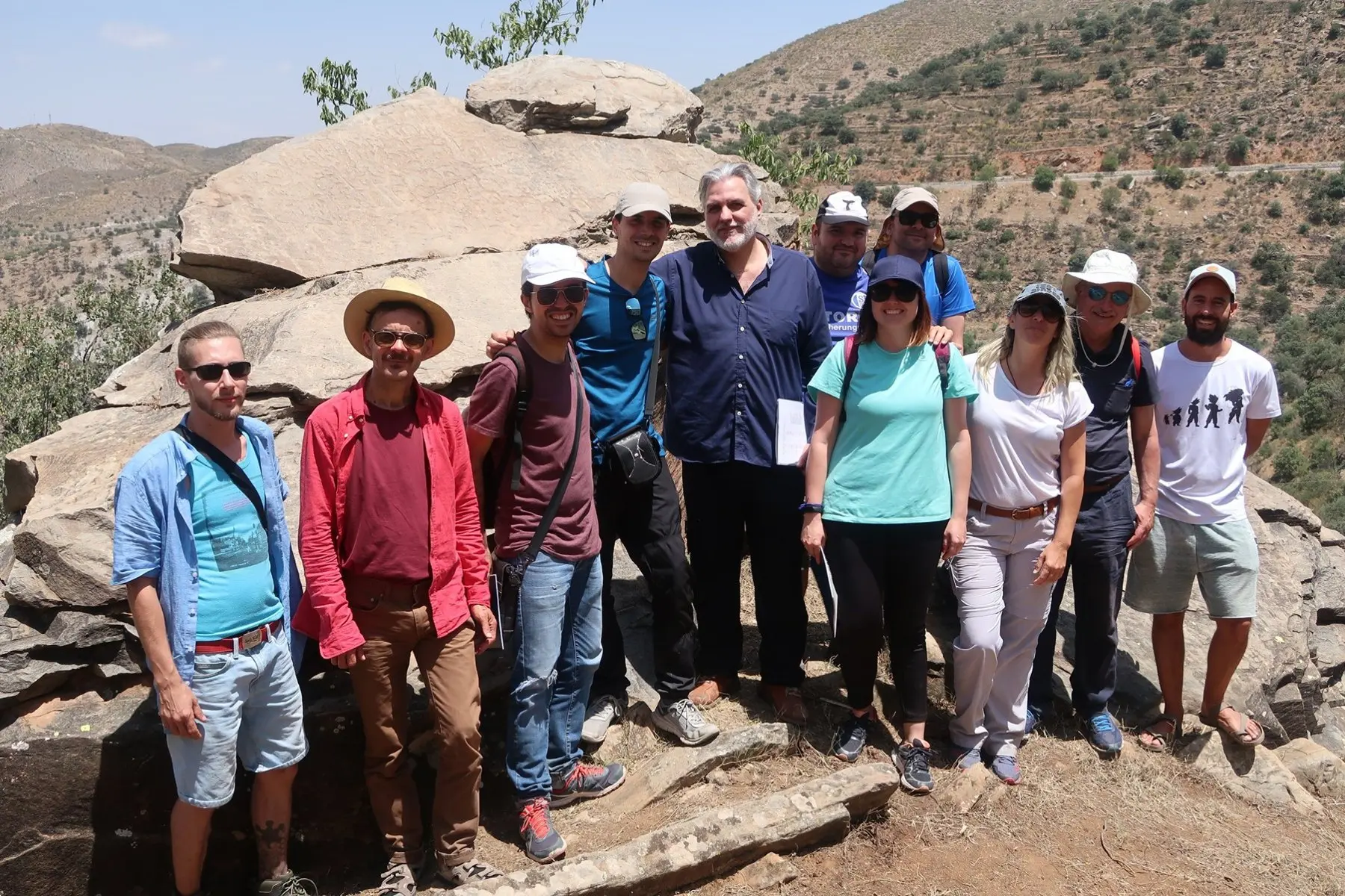 El equipo de la revista ARGARICA posa junto con Georgeos Díaz-Montexano y los asistentes a las I Jornadas Epigráficas celebradas en Almería. Piedra Labrá, Chercos