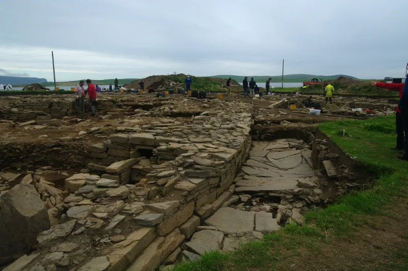 Excavaciones y muros de piedra en Ness of Brodgar
