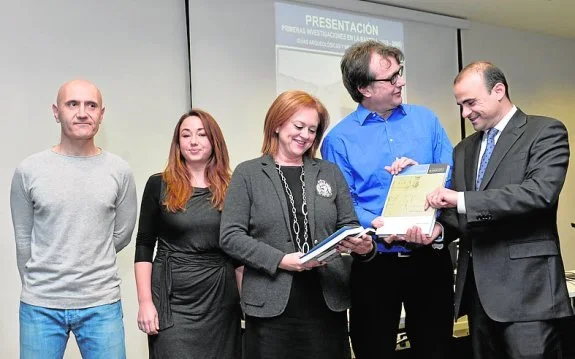 Rafael Micó junto a Roberto Risch y Eva Celdrán en la presentación del proyecto "Ruta argárica de Sierra Espuña". Fuente: La Verdad de Murcia