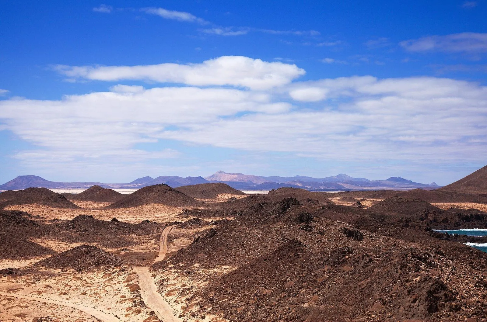 Paisaje volcánico del islote de Lobos frente a Fuerteventura